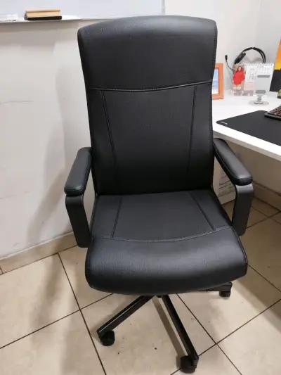 Silla de Oficina Ergonómica Negra con Ruedas - miniatura 1