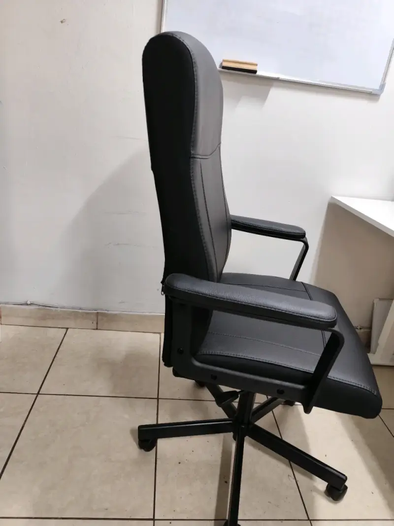 Silla de Oficina Ergonómica Negra con Ruedas - 2