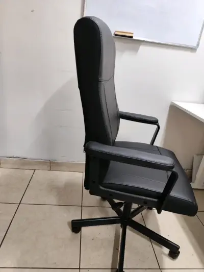 Silla de Oficina Ergonómica Negra con Ruedas - miniatura 2