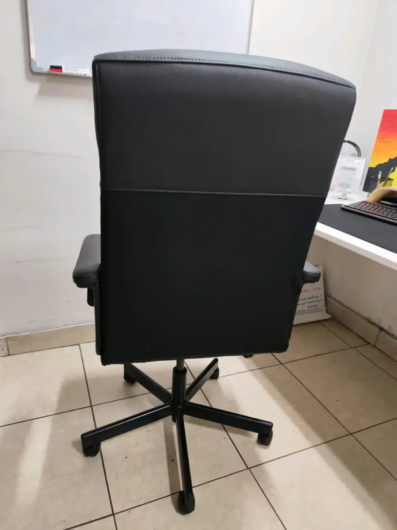 Silla de Oficina Ergonómica Negra con Ruedas - 3