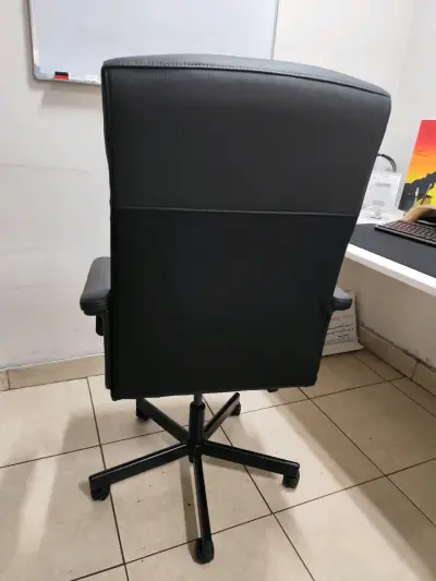 Silla de Oficina Ergonómica Negra con Ruedas - miniatura 3