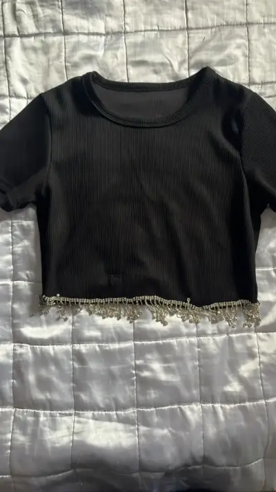 Polera corta negra con detalles de perlas - miniatura 1