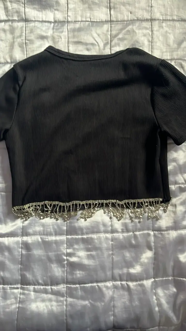 Polera corta negra con detalles de perlas - 2
