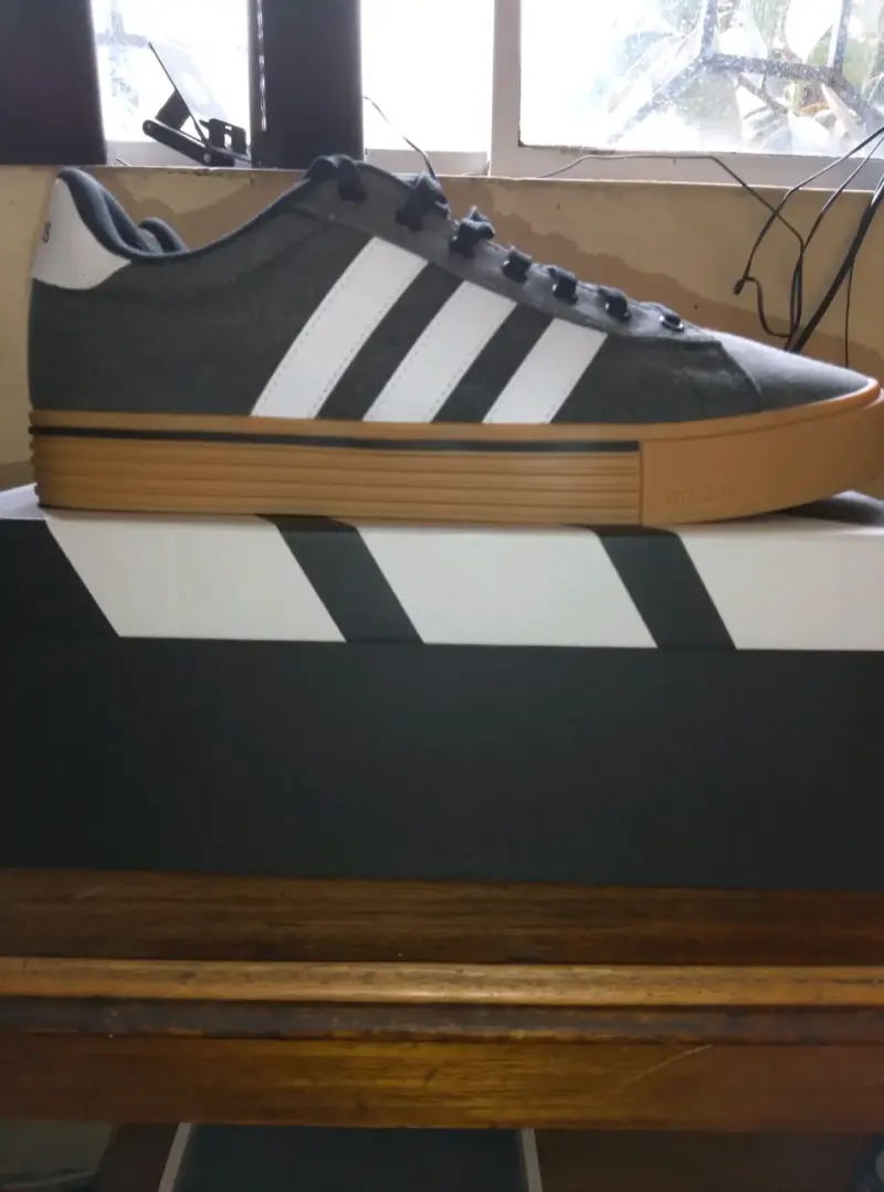 Zapatillas Adidas grises con suela de goma - 3