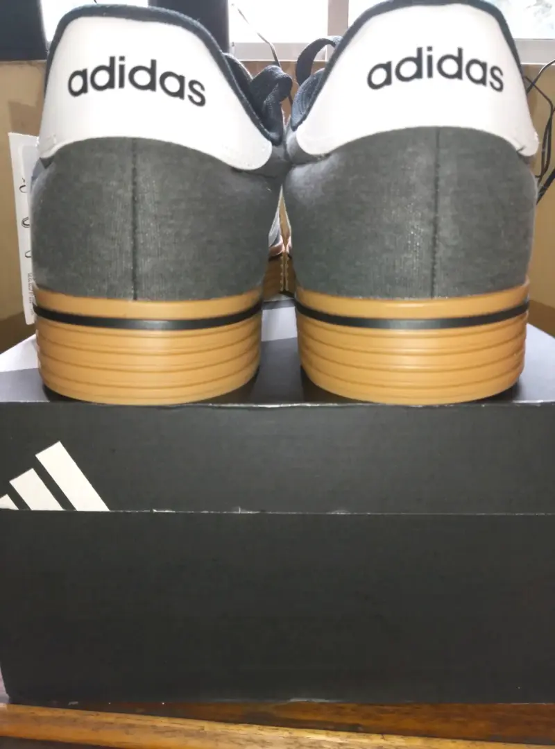 Zapatillas Adidas grises con suela de goma - 5