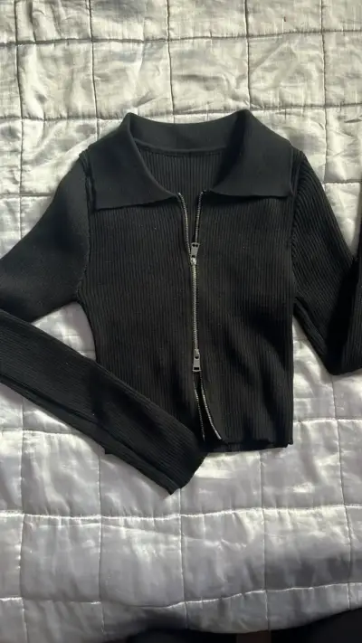 polera negra con cierre - miniatura 1