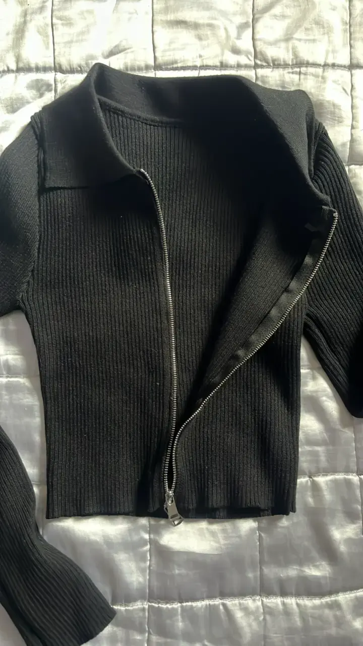 polera negra con cierre - 2