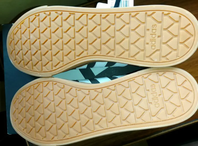 Zapatillas Adidas grises con suela de goma - 6