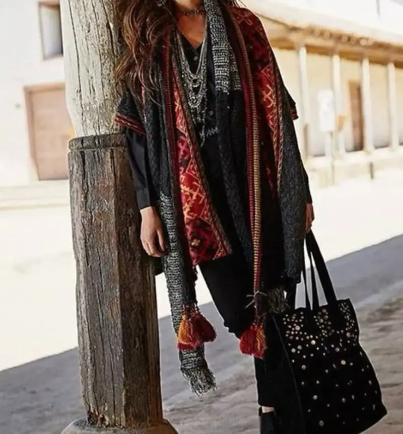 Poncho étnico con diseño geométrico en rojo y negro - 2