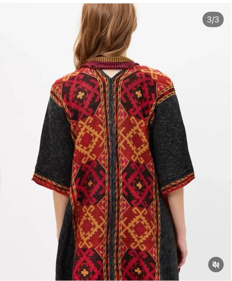 Poncho étnico con diseño geométrico en rojo y negro - 3