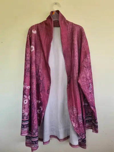 Chaqueta de mujer con diseño floral en tonos burdeos - miniatura 1