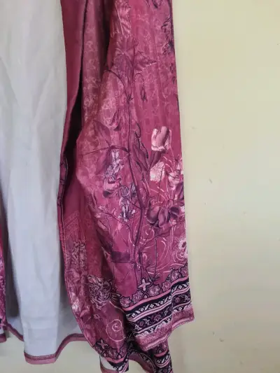 Chaqueta de mujer con diseño floral en tonos burdeos - miniatura 2