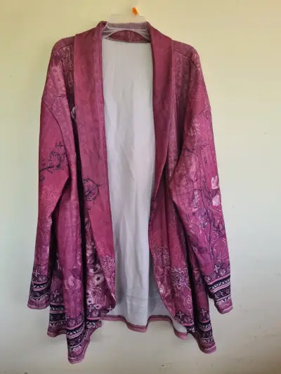 Chaqueta de mujer con diseño floral en tonos burdeos - miniatura 3