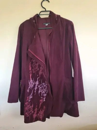 Chaqueta de mujer con diseño floral en tonos burdeos - miniatura 4