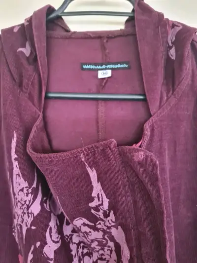 Chaqueta de mujer con diseño floral en tonos burdeos - miniatura 5