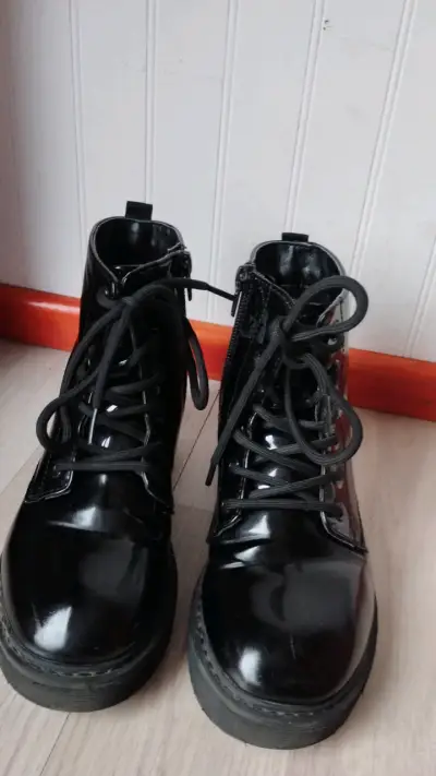 Botas negras de charol con cordones - miniatura 1