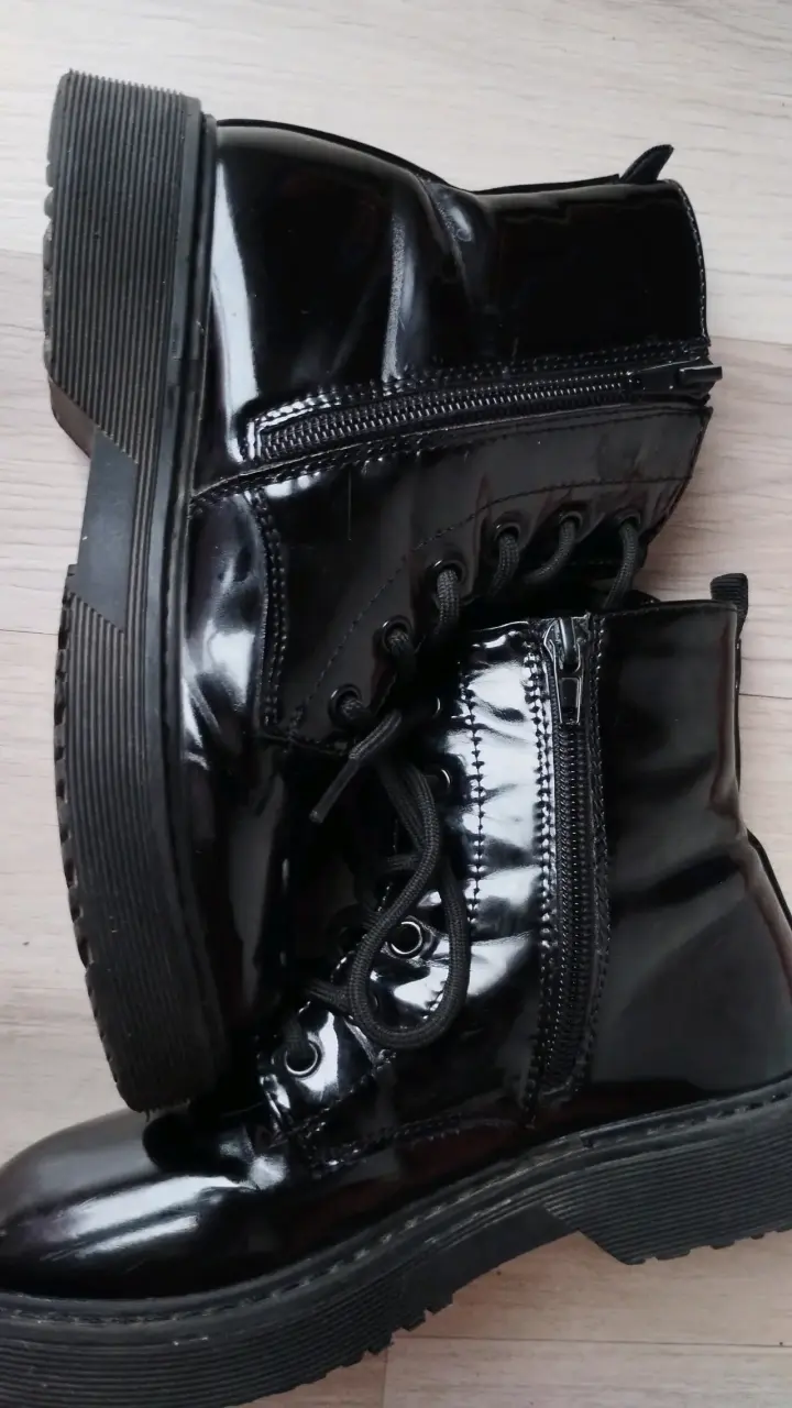 Botas negras de charol con cordones - 2