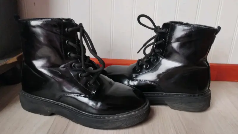 Botas negras de charol con cordones - 3