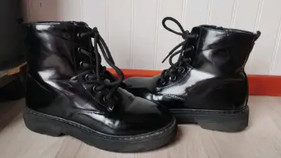 Botas negras de charol con cordones - miniatura 3