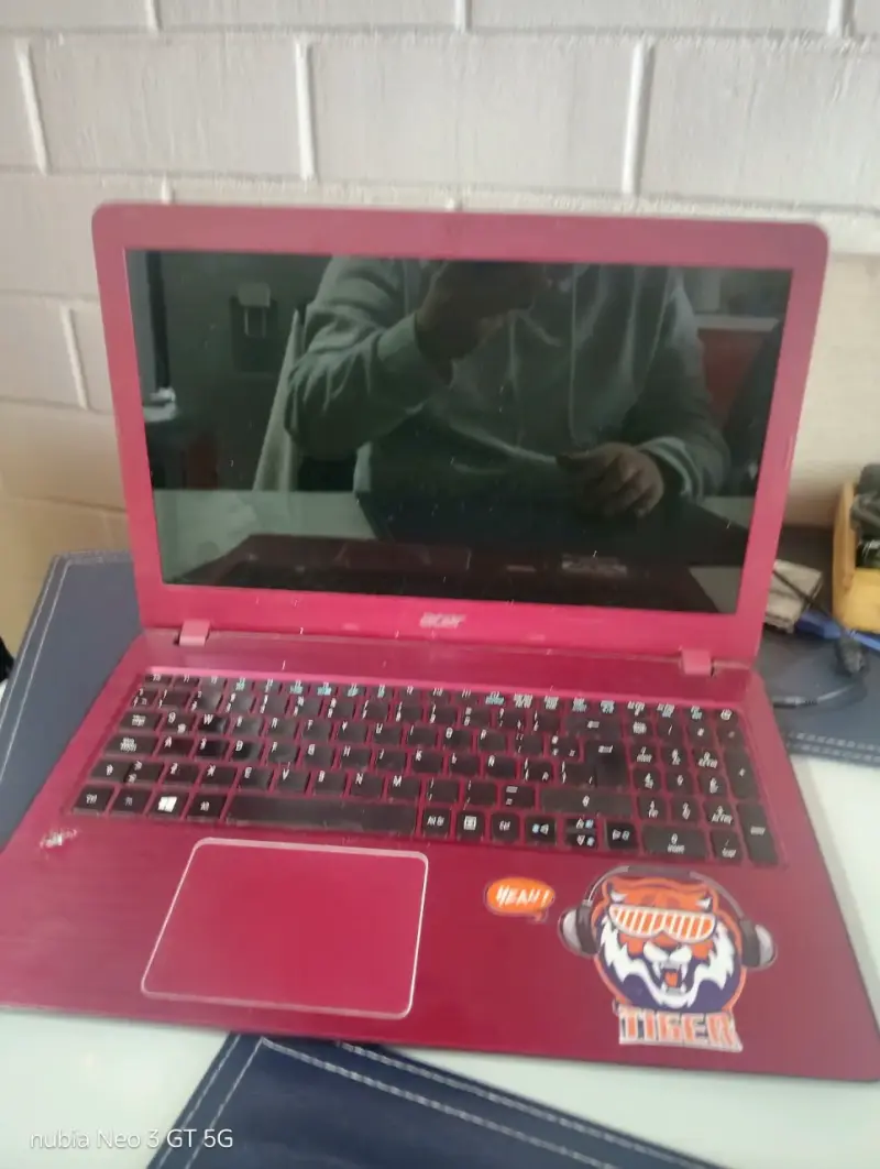 Laptop Acer roja con Intel Celeron y 8GB RAM - 1