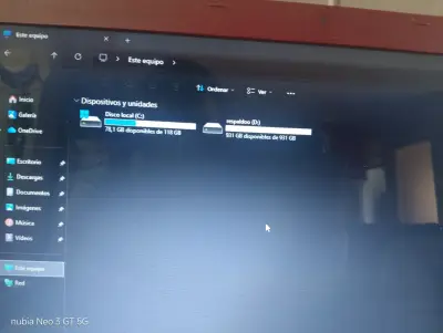 Laptop Acer roja con Intel Celeron y 8GB RAM - miniatura 6