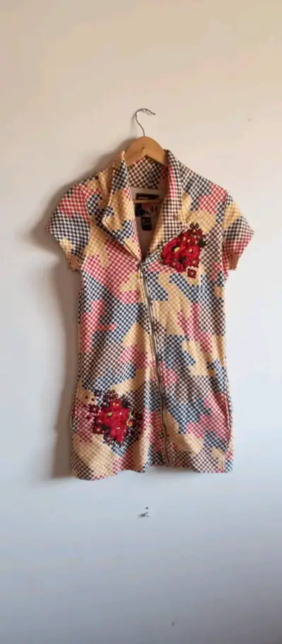 Vestido estampado con flores bordadas - miniatura 1