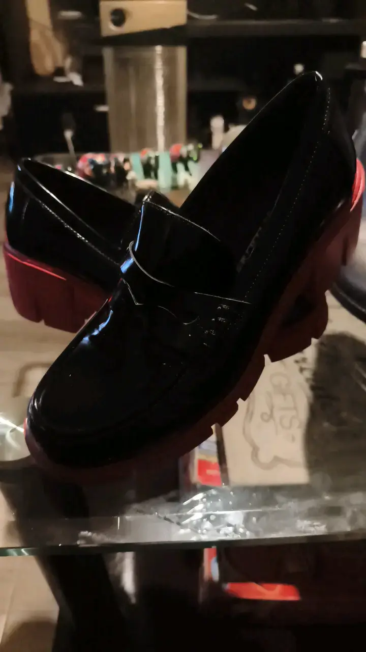 Botines negros con hebillas y tachas - 4