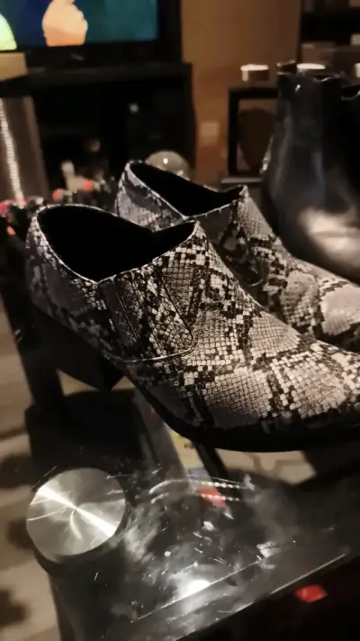 Botines negros con hebillas y tachas - miniatura 5