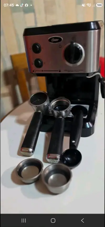 Cafetera espresso Oster con accesorios - miniatura 1