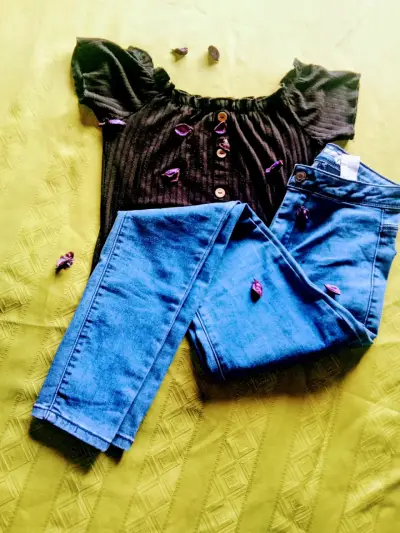 Conjunto de blusa negra y jeans azules para mujer - miniatura 1