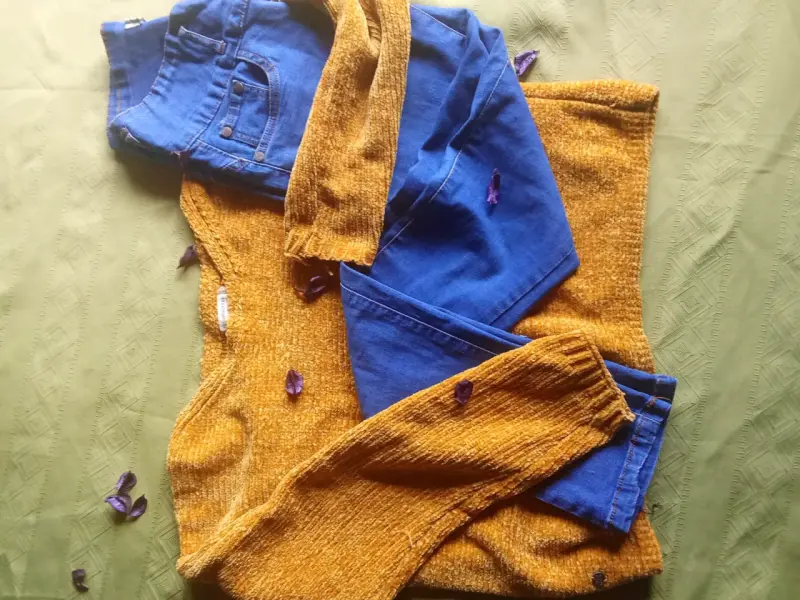 Conjunto de blusa negra y jeans azules para mujer - 2