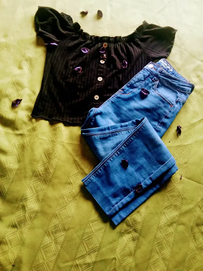 Conjunto de blusa negra y jeans azules para mujer - 3