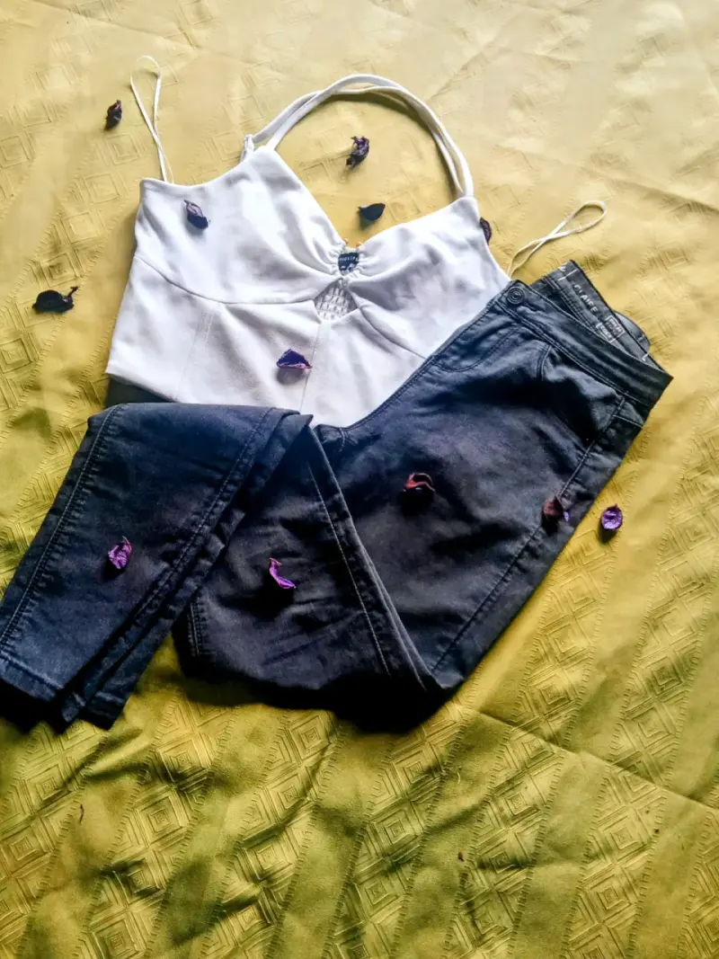 Conjunto de blusa negra y jeans azules para mujer - 4