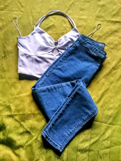 Conjunto de blusa negra y jeans azules para mujer - miniatura 5