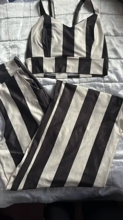 Conjunto de top y pantalón a rayas blanco y negro - miniatura 1