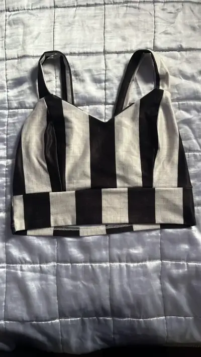 Conjunto de top y pantalón a rayas blanco y negro - miniatura 2