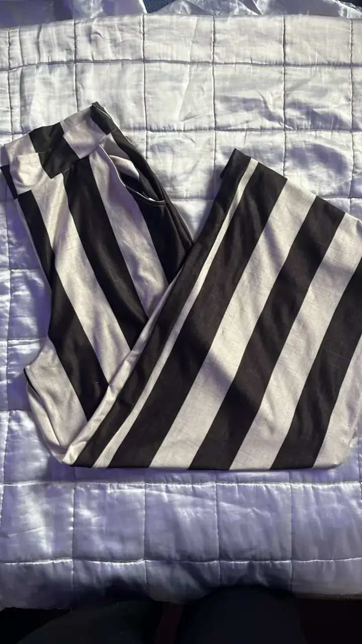 Conjunto de top y pantalón a rayas blanco y negro - 3