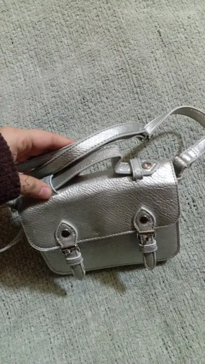 Cartera plateada pequeña con correa ajustable - miniatura 2