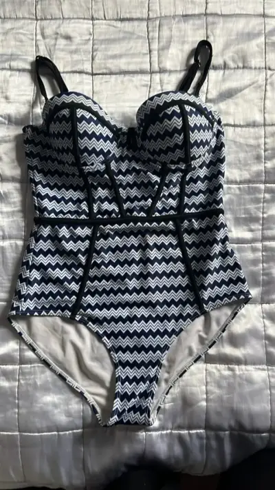 Traje de baño entero con diseño zigzag - miniatura 1