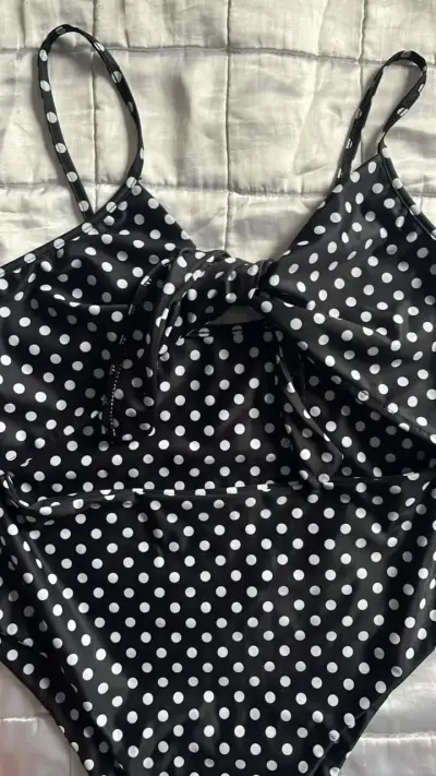 Traje de baño entero negro con lunares blancos - miniatura 2