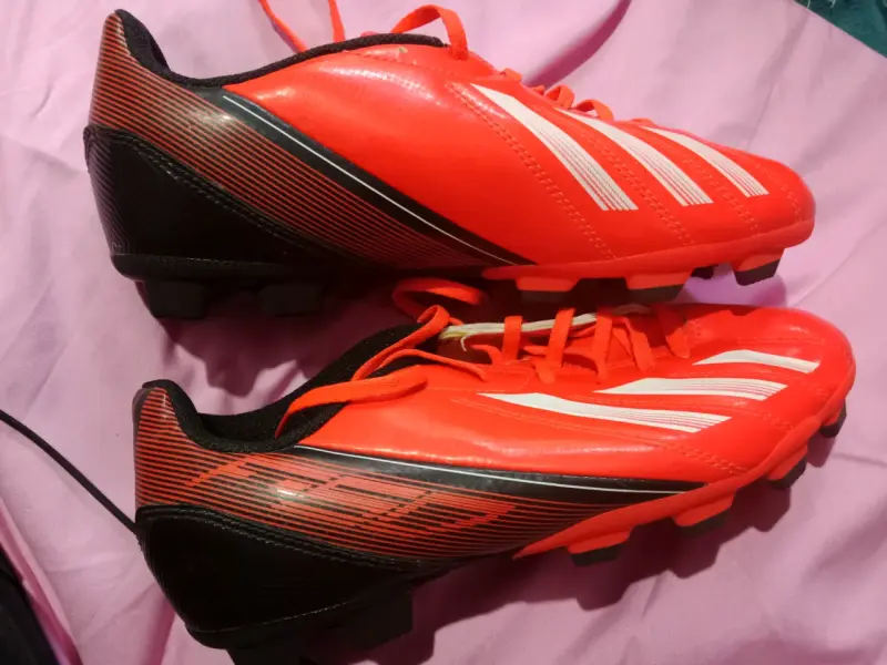 Zapatillas de fútbol Adidas rojas para césped