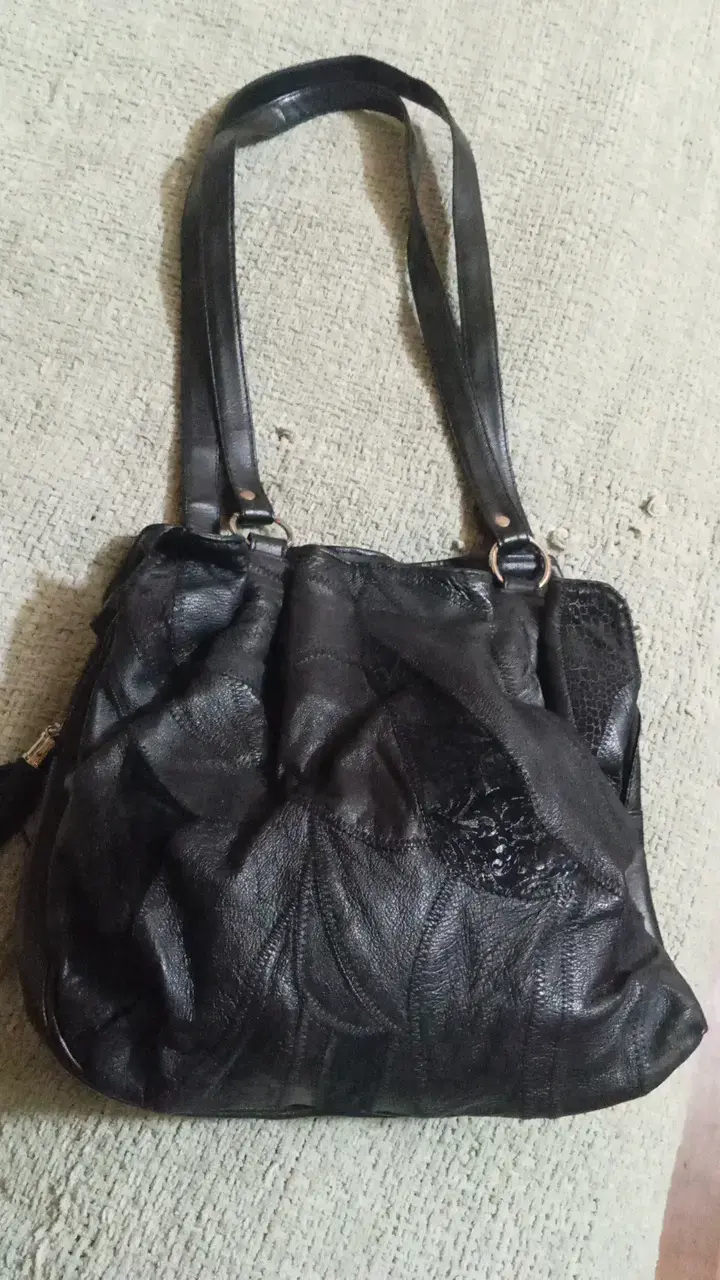 Bolso de cuero negro con asas largas