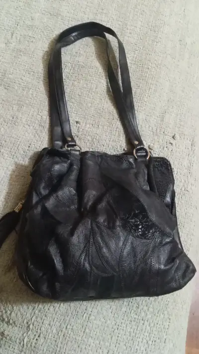 Bolso de cuero negro con asas largas - miniatura 2