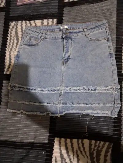 Falda de mezclilla azul con diseño deshilachado - miniatura 1