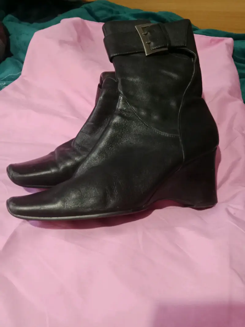Botines de cuero negro con tacón