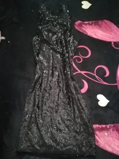 Vestido negro de lentejuelas elegante - miniatura 1