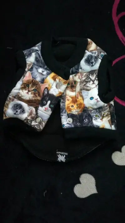 Chaleco para perro con estampado de gatos - miniatura 1