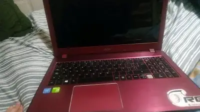 Laptop Acer roja con stickers - miniatura 1