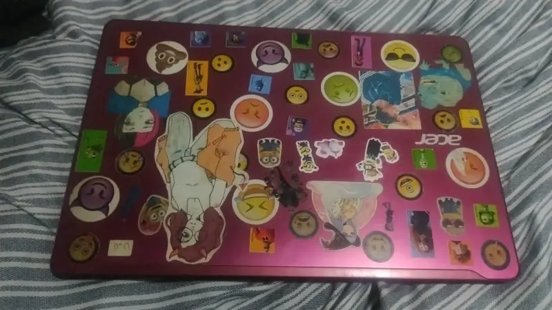 Laptop Acer roja con stickers - 2