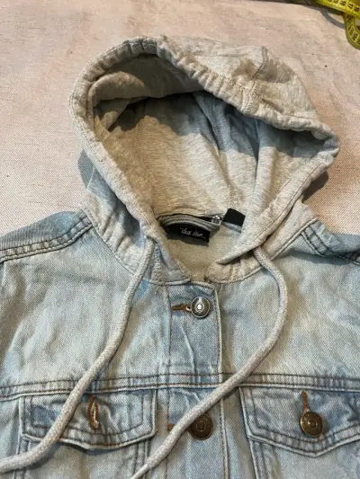 Chaqueta de mezclilla con capucha gris mujer - miniatura 3